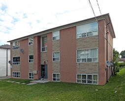 553 Birchmount Rd in Toronto, ON - Building Photo