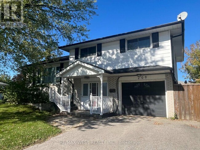 200 Crawforth St in Whitby, ON - Building Photo - Building Photo