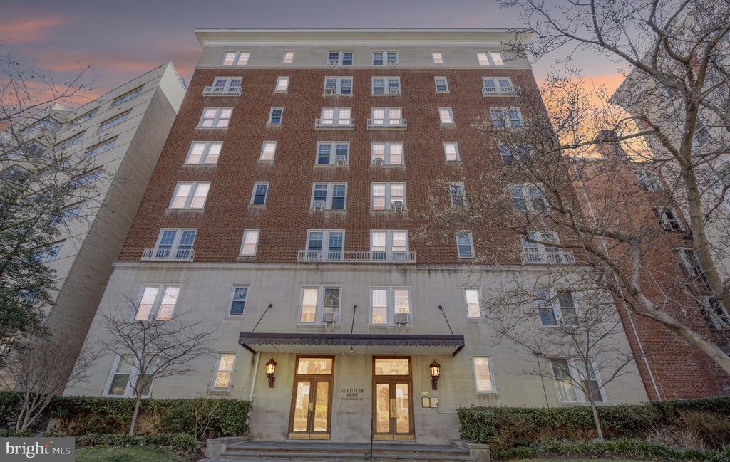 1954 Columbia Rd NW in Washington, DC - Building Photo