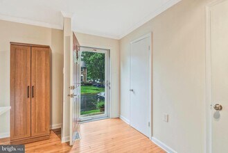 10255 Quiet Pond Terrace in Burke, VA - Foto de edificio - Building Photo