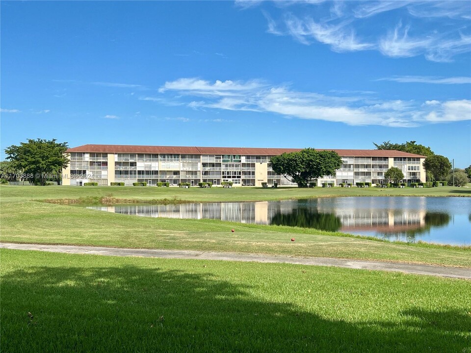 13550 SW 6th Ct in Pembroke Pines, FL - Foto de edificio