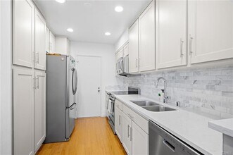 2345 Roscomare Rd in Los Angeles, CA - Foto de edificio - Building Photo