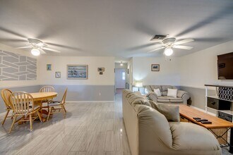 909 SE 46th Ln, Unit 909 SE 46th Ln Unit 202 in Cape Coral, FL - Foto de edificio - Building Photo