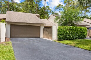 257 Pleasant Wood Dr in Wellington, FL - Building Photo