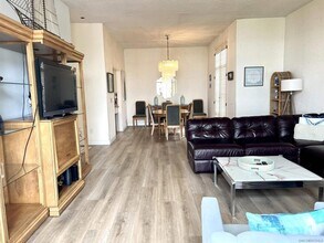 8263 Camino Del Oro, Unit 477 in San Diego, CA - Foto de edificio - Building Photo