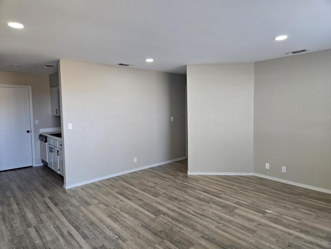 property at 2600 N Hobart St