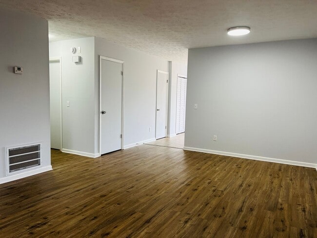 104 Peachtree Ct in Lagrange, GA - Foto de edificio - Building Photo