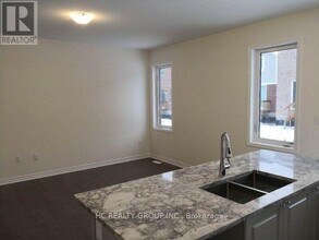 122 Westfield Dr in Whitby, ON - Building Photo - Building Photo