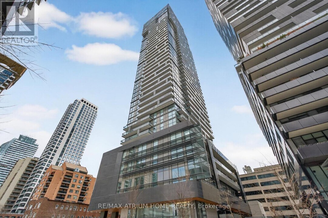 39 Roehampton Ave in Toronto, ON - Building Photo