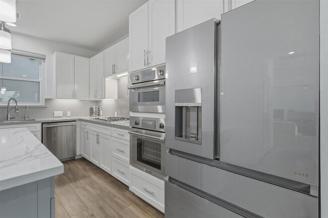 property at 5515 Venice St