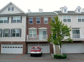 7 Carpenter Ct in Jersey City, NJ - Building Photo