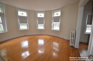 1822 Beacon St, Unit 2 in Brookline, MA - Building Photo