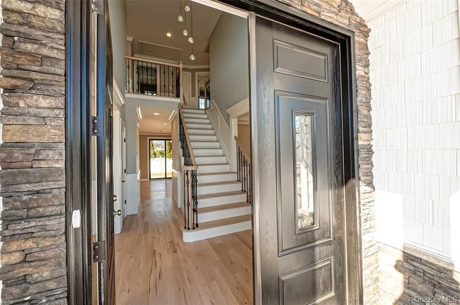 1012 Olympia Rd in North Bellmore, NY - Foto de edificio - Building Photo