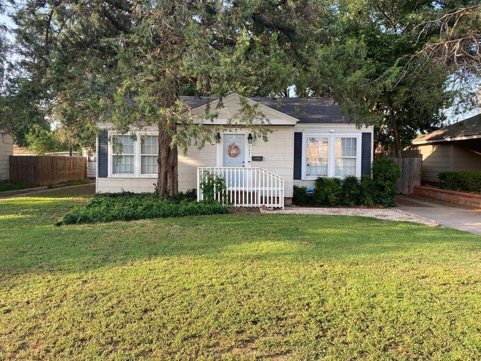 2621 27th St in Lubbock, TX - Building Photo