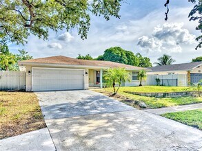 2359 Gabriel Ln in West Palm Beach, FL - Foto de edificio - Building Photo