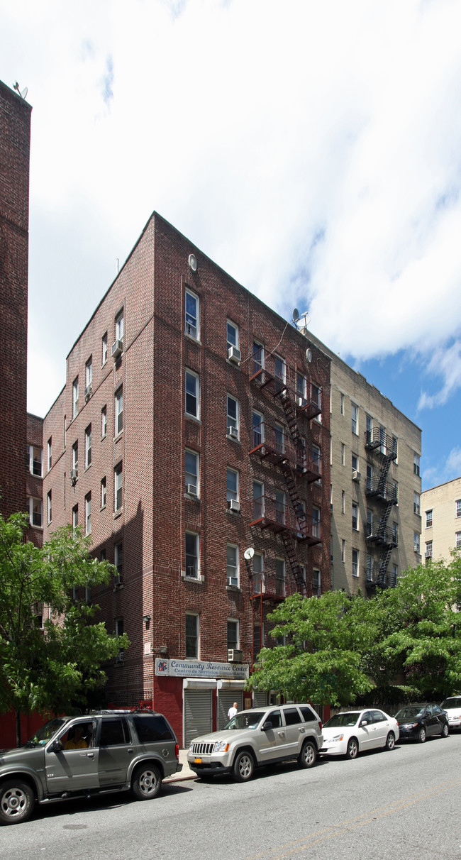 100-102 Post Ave in New York, NY - Foto de edificio - Building Photo