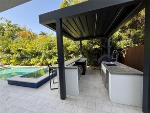 1351 S Venetian Way in Miami Beach, FL - Building Photo - Building Photo