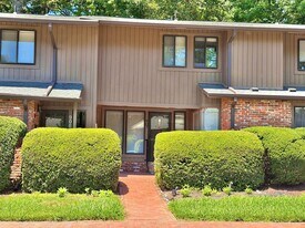 907 Oak Tree Dr in Chapel Hill, NC - Building Photo