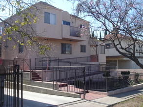 5716 Lexington Ave in Los Angeles, CA - Building Photo - Building Photo