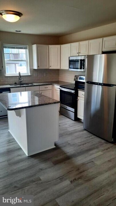 1029 Admiral's Quay Dr in Mechanicsburg, PA - Building Photo