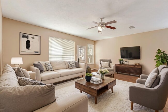 property at 914 Chapwood Ct