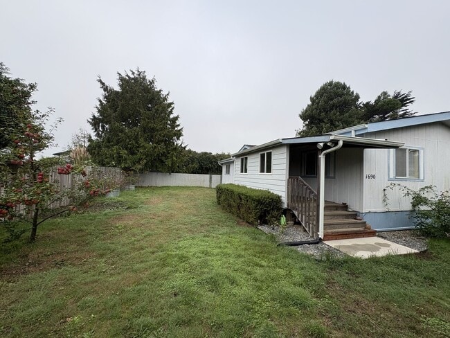 1690 Anderson Ave in Mckinleyville, CA - Building Photo - Building Photo