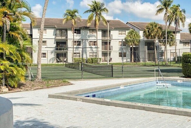 7195 NW 179th St in Hialeah, FL - Building Photo - Building Photo