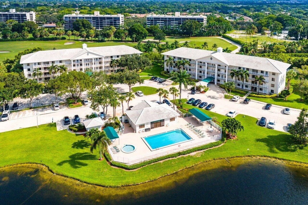 6085 Balboa Cir in Boca Raton, FL - Building Photo