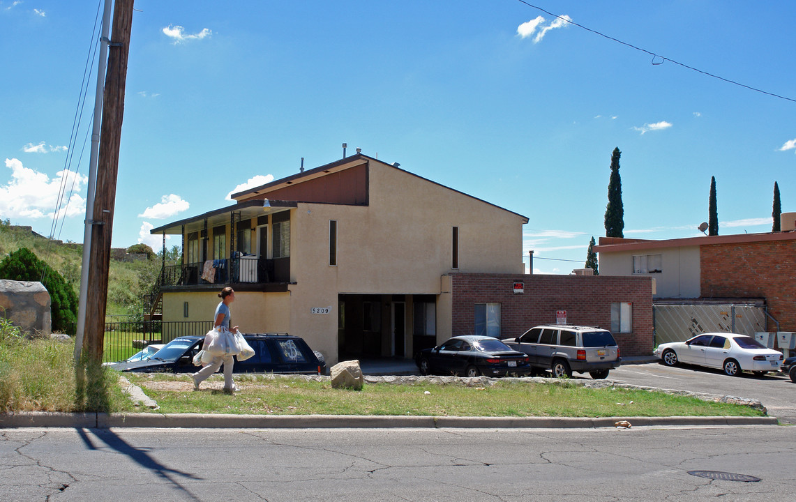 5209 Carousel in El Paso, TX - Building Photo