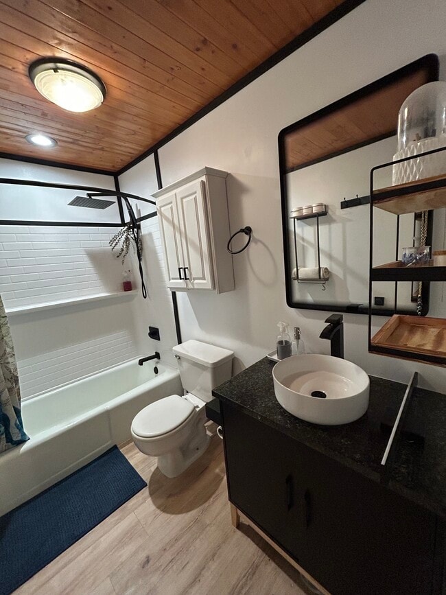 11 King Arthur Dr in East Lyme, CT - Building Photo - Building Photo