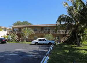 1051 NE 39th Dr in Oakland Park, FL - Building Photo - Building Photo