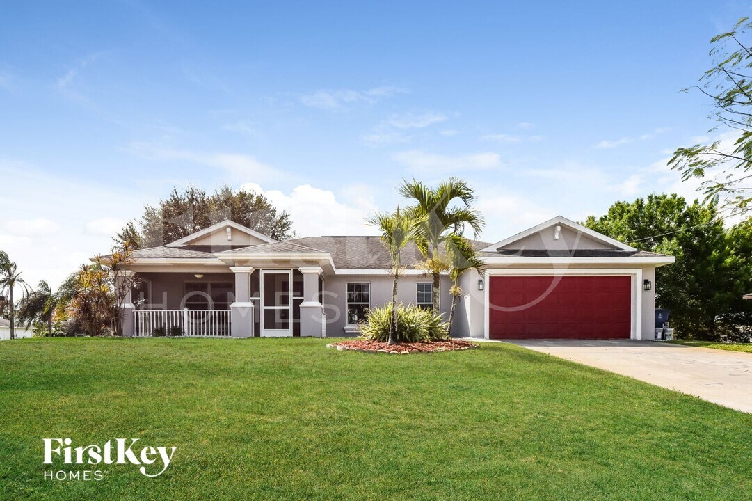 1220 Bayou St E in Lehigh Acres, FL - Building Photo