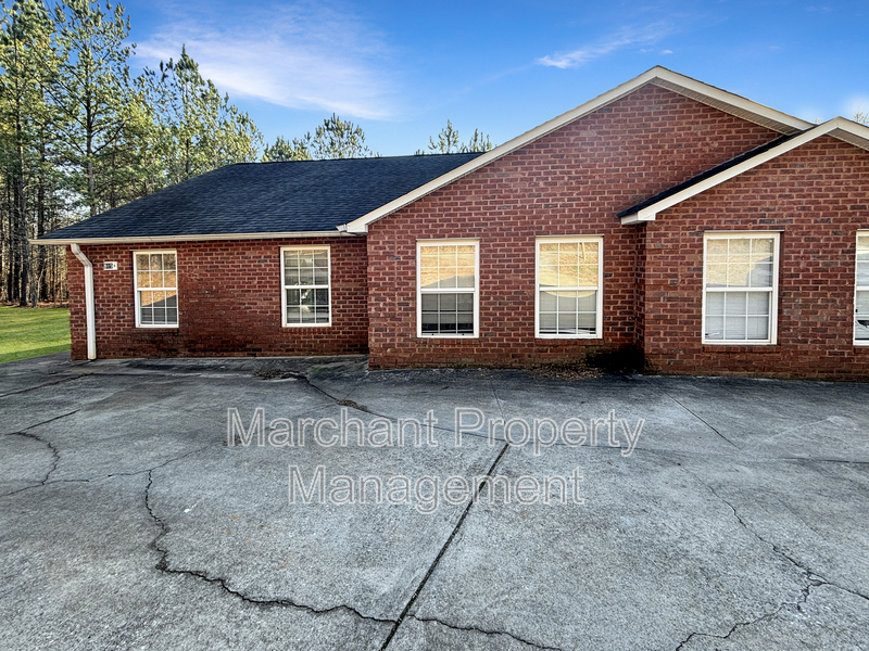 915 Black Snake Rd in Easley, SC - Building Photo