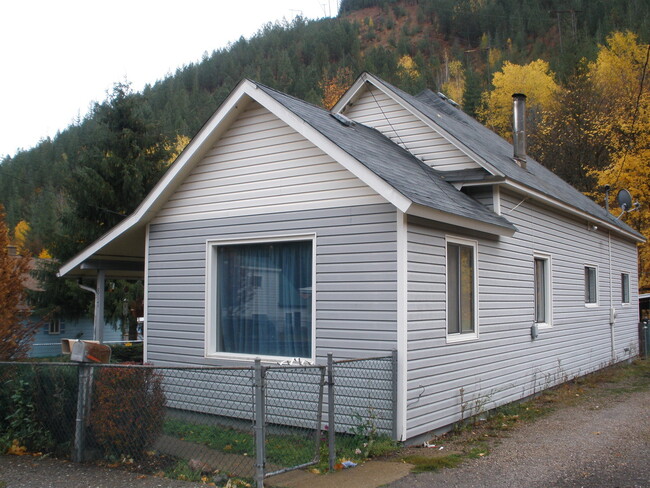 817 S Division St in Wardner, ID - Foto de edificio - Building Photo