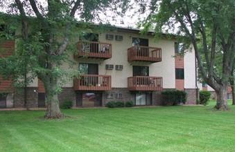 Bryant Wood Apartments in Maple Plain, MN - Building Photo - Building Photo