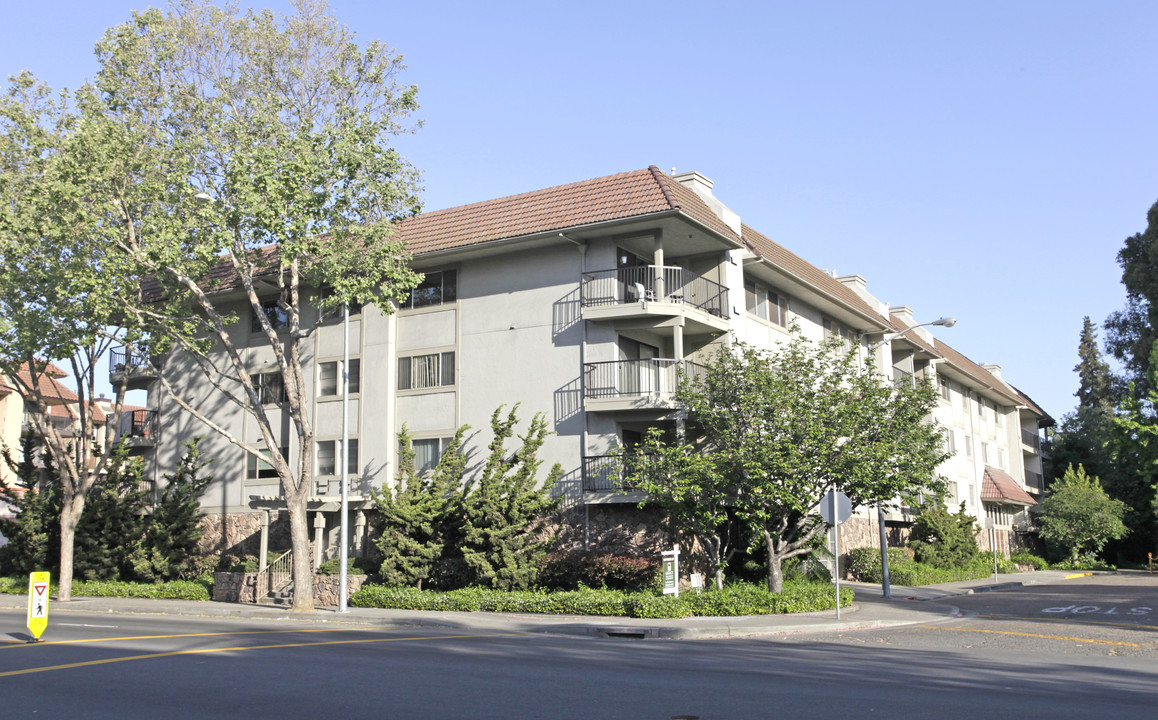 400 Davis St in San Leandro, CA - Building Photo