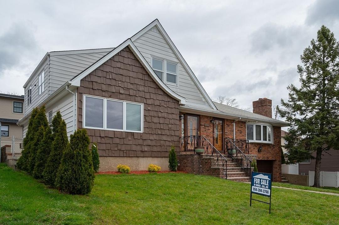 708 Hylan Blvd in Staten Island, NY - Building Photo