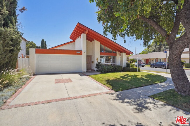 19730 Hatton St in Los Angeles, CA - Building Photo - Building Photo