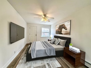 3045 68th St, Unit Woodsude large 2 BR in Woodside, NY - Foto de edificio - Building Photo
