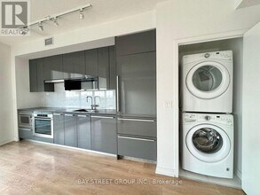 117 McMahon Dr in Toronto, ON - Building Photo - Building Photo