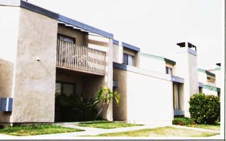 211 Adams Ave in Huntington Beach, CA - Building Photo