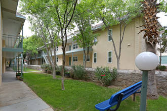 Timberwolf Apartments in El Paso, TX - Foto de edificio - Building Photo