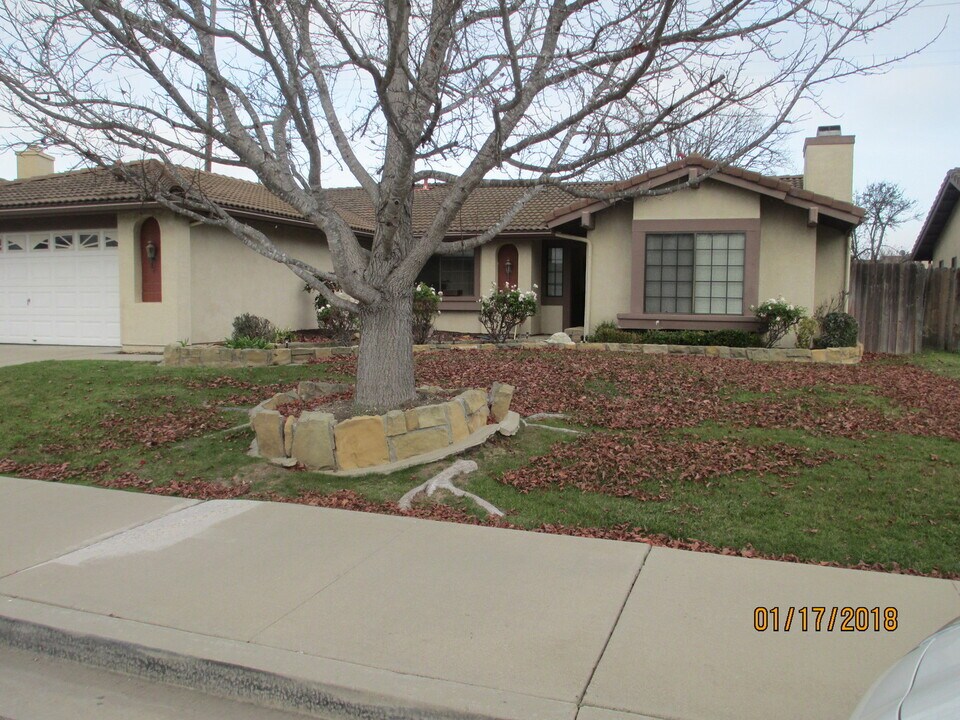1512 N B Ct in Lompoc, CA - Building Photo