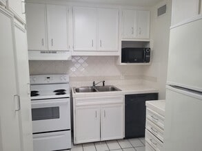 4311 Cole Ave, Unit 106 in Dallas, TX - Foto de edificio - Building Photo