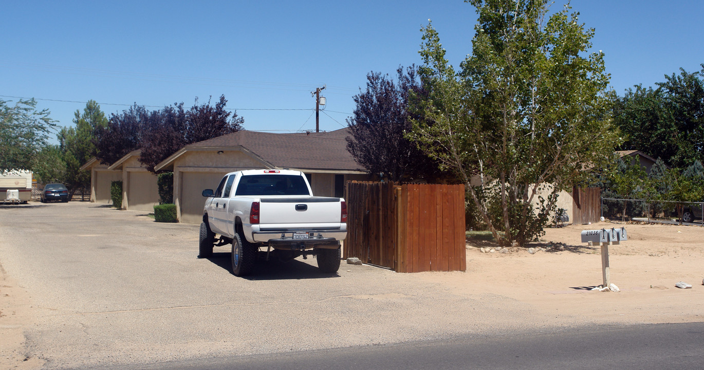 21038 Sitting Bull Rd in Apple Valley, CA - Building Photo