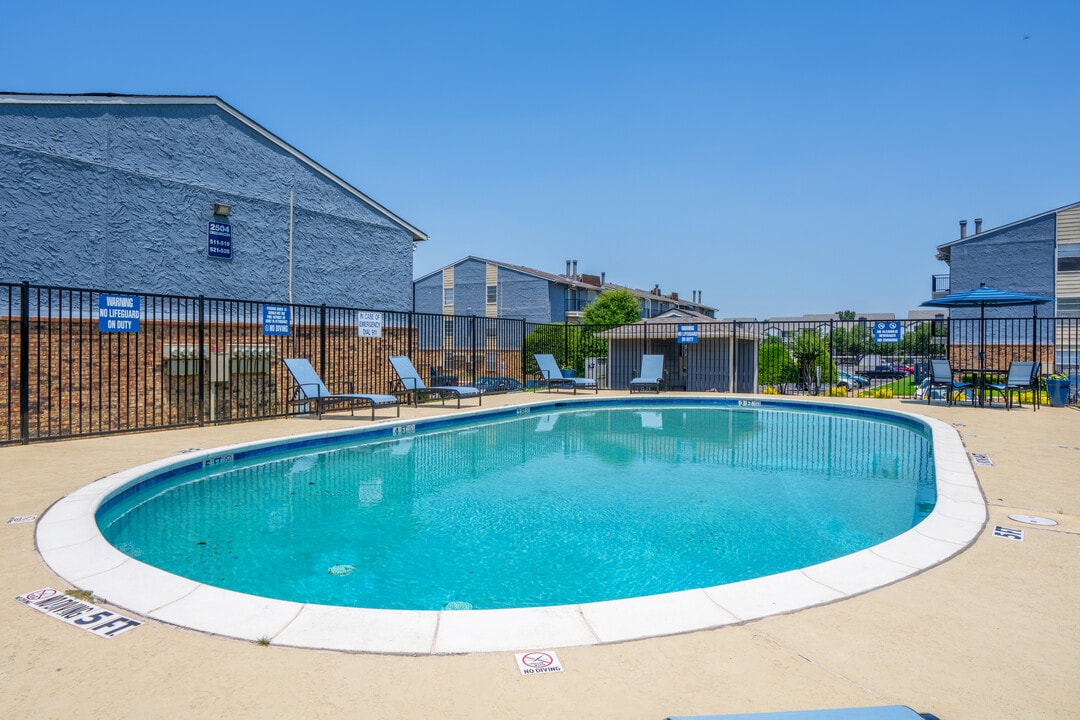 Misty Hollow Apartments in Arlington, TX - Building Photo