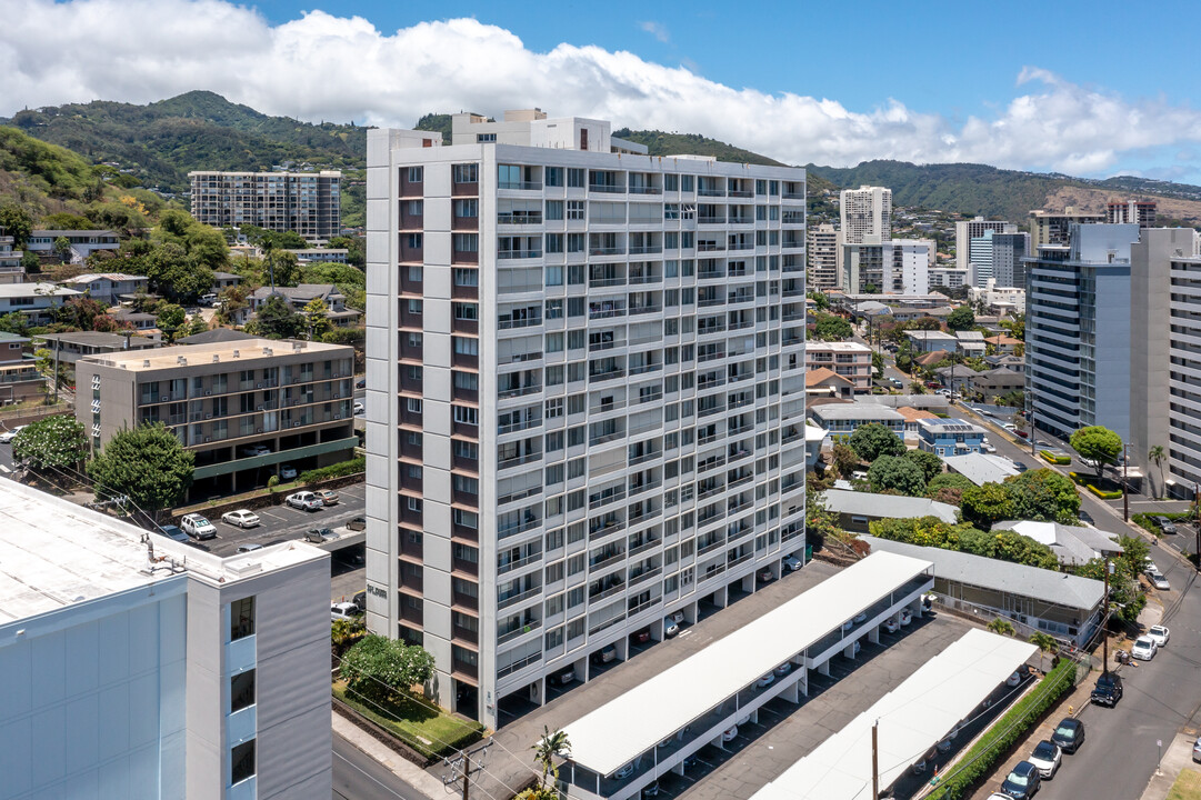 Sky Tower in Honolulu, HI - Building Photo