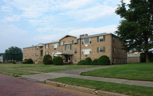 3809 W Tuscarawas St in Canton, OH - Building Photo - Building Photo