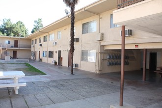 AJ Apartments in Pomona, CA - Foto de edificio - Building Photo