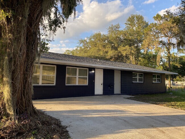 5532 20th St in Zephyrhills, FL - Foto de edificio - Building Photo
